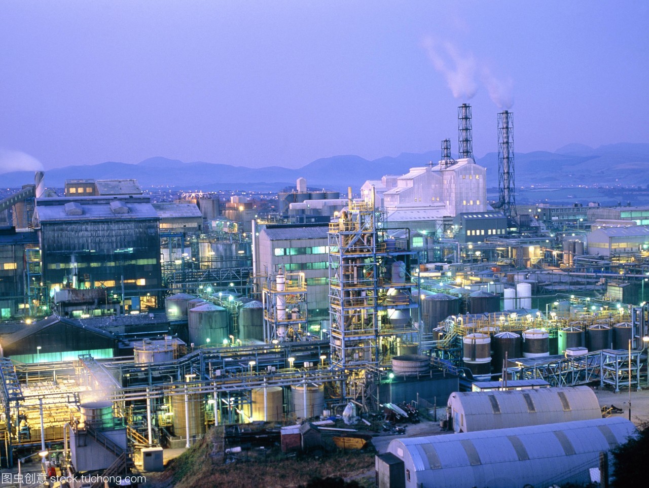 化學工業。夜間的石階上化工廠在坎布里亞郡Whitehaven英國。這個工廠生產原材料和中間體的洗滌劑和toileteries產業。它生產表面活性劑表面清潔劑和發泡產品然后國內清潔材料用于制造肥皂,牙膏,和工業材料如水泥,泡沫地毯襯底。工廠也生產硫酸因此有一些二氧化硫的排放。